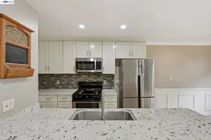 8185 Arroyo Dr, Pleasanton, CA 94588 - Photo 11