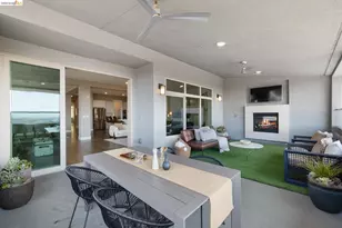 6713 Skyview Dr, Oakland, CA 94605 - Photo 11