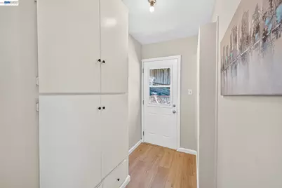 8382 Golf Links Rd, Oakland, CA 94605 - Photo 15