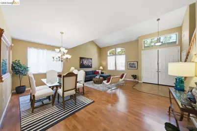 327 Hawk Ridge Dr, Richmond, CA 94806 - Photo 3