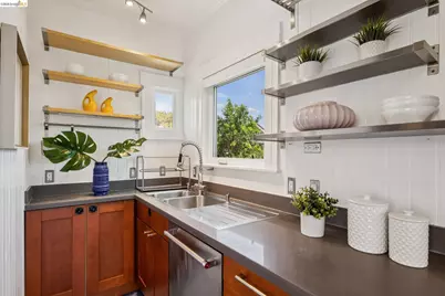 870 43rd St, Oakland, CA 94608 - Photo 45