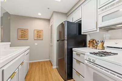 200 Caldecott Ln #206, Oakland, CA 94618 - Photo 11