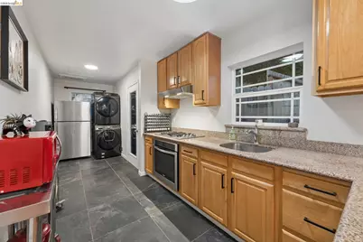 1390 31st St, Oakland, CA 94602 - Photo 11