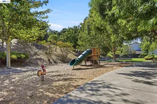 1015 Canyon Oaks Dr, El Sobrante, CA 94803 - Photo 37