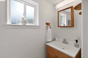 7925 Greenly, Oakland, CA 94605 - Photo 25