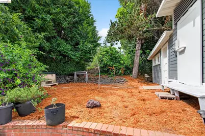 7925 Greenly, Oakland, CA 94605 - Photo 43