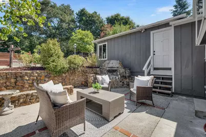 7538 Circle Hill Dr, Oakland, CA 94605 - Photo 27