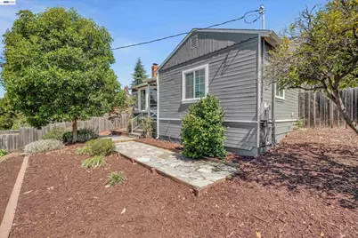 7538 Circle Hill Dr, Oakland, CA 94605 - Photo 43