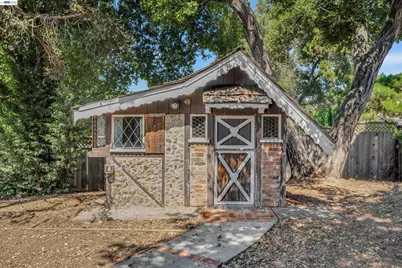 7538 Circle Hill Dr, Oakland, CA 94605 - Photo 37