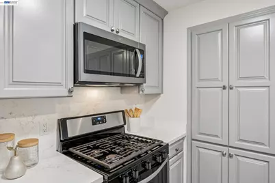 8110 Arroyo Dr, Pleasanton, CA 94588 - Photo 15
