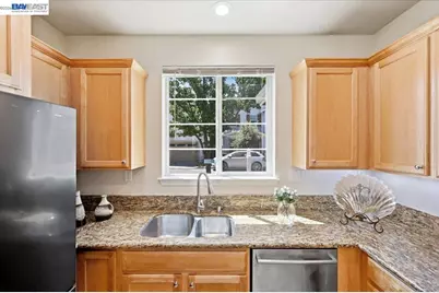 9424 Dunbar Dr, Oakland, CA 94603 - Photo 19