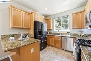 9424 Dunbar Dr, Oakland, CA 94603 - Photo 15