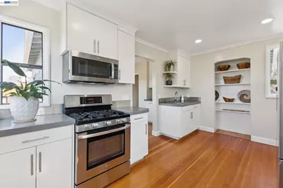 8233 Golf Links Rd, Oakland, CA 94605 - Photo 21