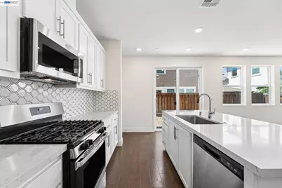 2107 Daimler St, Lathrop, CA 95330 - Photo 9