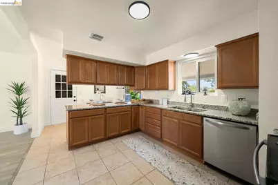1361 Longshore Ct, Sacramento, CA 95838 - Photo 27