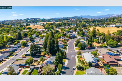 2554 Holly View Ct, Martinez, CA 94553 - Photo 57