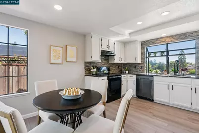 2554 Holly View Ct, Martinez, CA 94553 - Photo 11