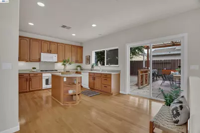 13253 Emerald Bay Ct, Lathrop, CA 95330 - Photo 11