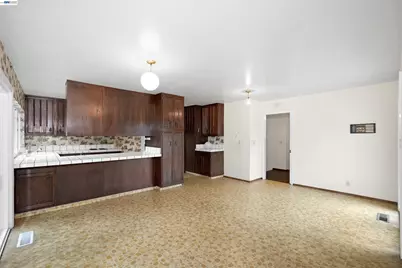 27929 Edgecliff Way, Hayward, CA 94542 - Photo 17
