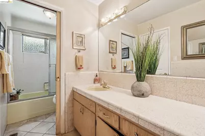 11233 Monan St, Oakland, CA 94605 - Photo 43