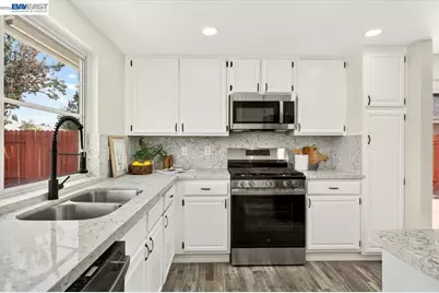 9081 Meadowdale Way, Elk Grove, CA 95624 - Photo 19
