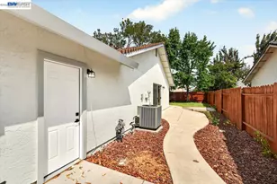 9081 Meadowdale Way, Elk Grove, CA 95624 - Photo 49
