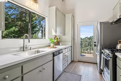 2534 Carisbrook Dr, Oakland, CA 94611 - Photo 13