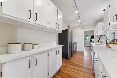 7201 Sunkist Dr, Oakland, CA 94605 - Photo 21