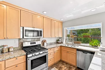24 Southwind Cir, Richmond, CA 94804 - Photo 15