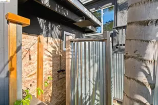1324 Fitzgerald St, Oakland, CA 94608 - Photo 57