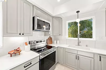 1324 Fitzgerald St, Oakland, CA 94608 - Photo 17