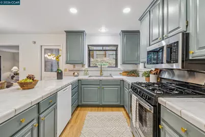 6480 Oakwood Dr, Oakland, CA 94611 - Photo 13