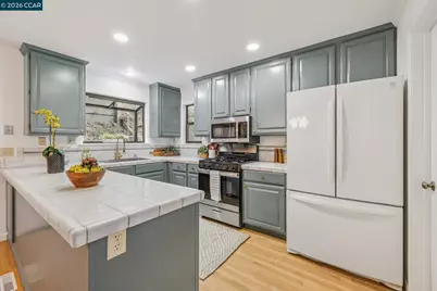 6480 Oakwood Dr, Oakland, CA 94611 - Photo 11
