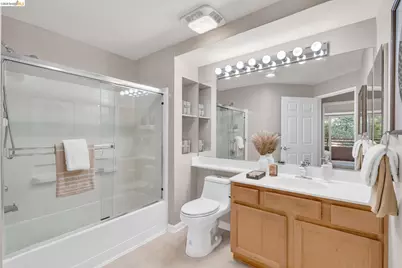 320 Caldecott #217, Oakland, CA 94618 - Photo 15