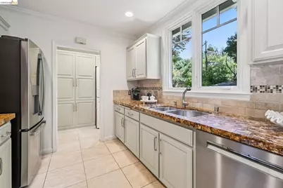 6309 Pinehaven Rd, Oakland, CA 94611 - Photo 17