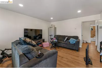 10582 Topanga Dr, Oakland, CA 94603 - Photo 31