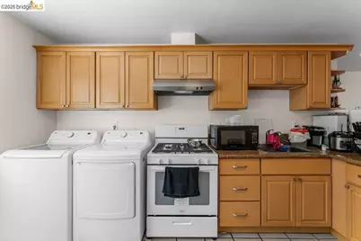 10582 Topanga Dr, Oakland, CA 94603 - Photo 23