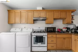 10582 Topanga Dr, Oakland, CA 94603 - Photo 23