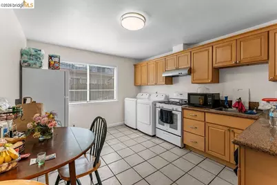 10582 Topanga Dr, Oakland, CA 94603 - Photo 21
