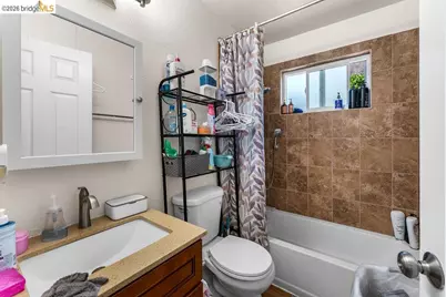 10582 Topanga Dr, Oakland, CA 94603 - Photo 33