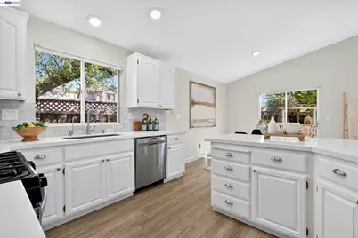8039 Canyon Creek Cir, Pleasanton, CA 94588 - Photo 15