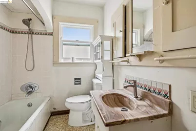 5621 Roberts Ave, Oakland, CA 94605 - Photo 9