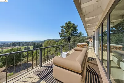 10592 Englewood Dr, Oakland, CA 94605 - Photo 49