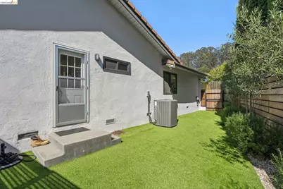 10592 Englewood Dr, Oakland, CA 94605 - Photo 47