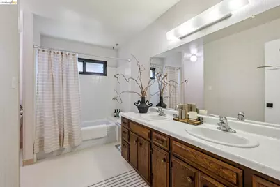 10592 Englewood Dr, Oakland, CA 94605 - Photo 43