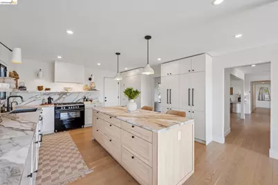10592 Englewood Dr, Oakland, CA 94605 - Photo 19