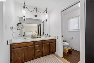 10592 Englewood Dr, Oakland, CA 94605 - Photo 35