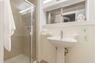 6760 Moore Dr, Oakland, CA 94611 - Photo 37