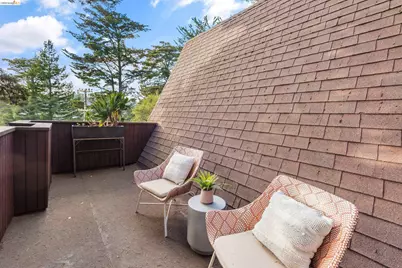 6760 Moore Dr, Oakland, CA 94611 - Photo 21