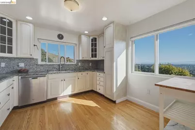 8011 Sunkist Dr, Oakland, CA 94605 - Photo 5